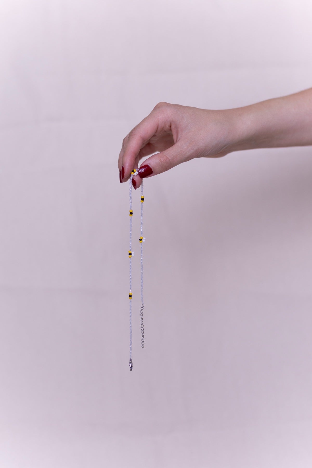 Fertige Bienen-Kette in der Hand gehalten