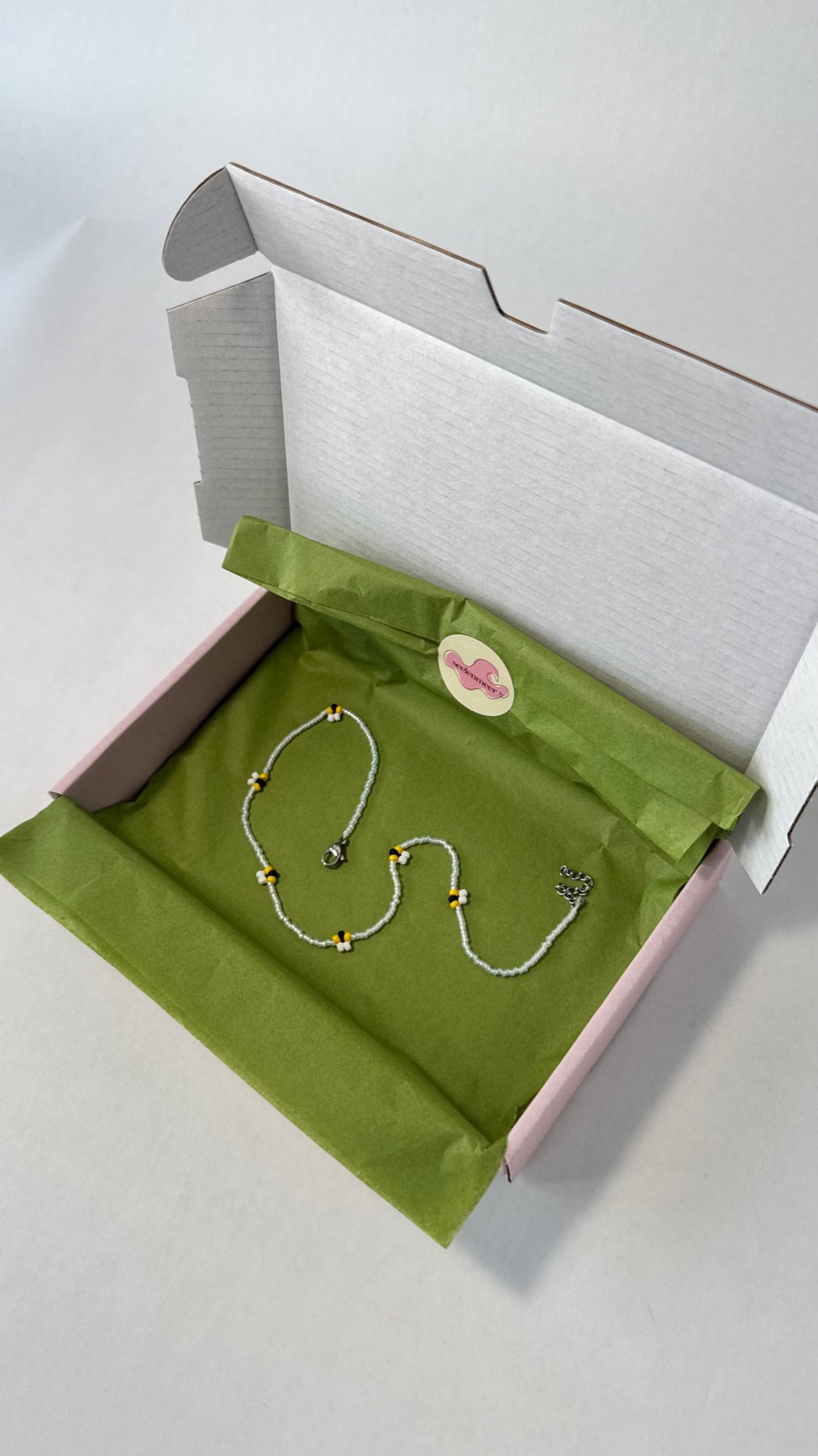 Fertige Bienen-Kette in der seelenmeer Box