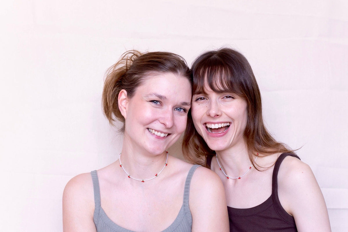 Zwei Freundinnen tragen selbstgemachte seelenmeer Ketten