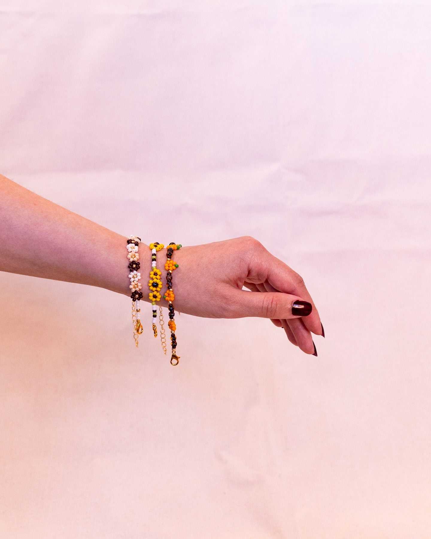 Sonnenblumen-, Herbstblumen- und Kürbis-Armband am Handgelenk