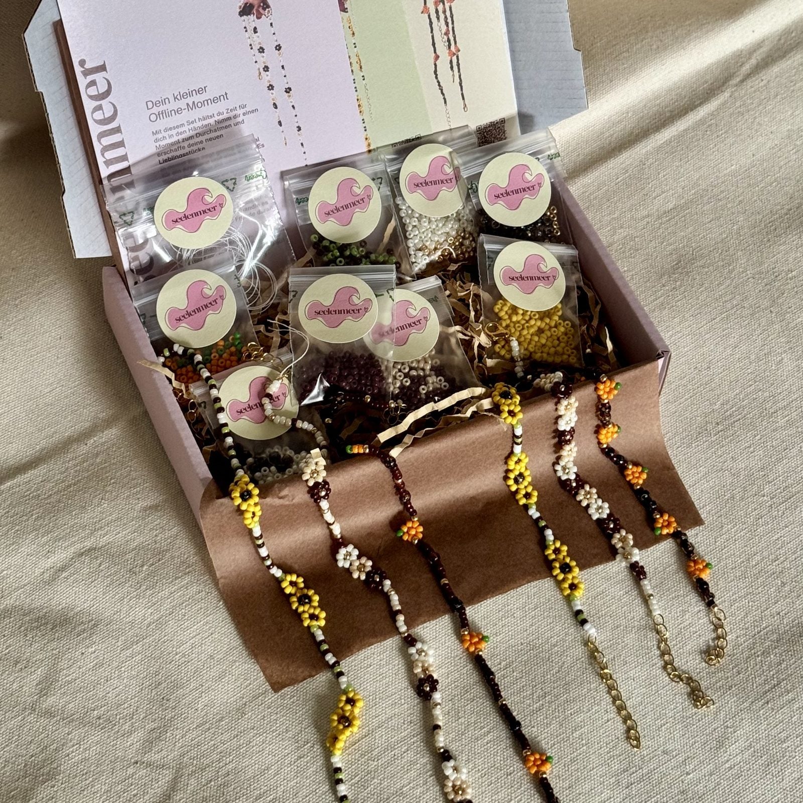 Geöffnetes XXL-Set Herbst mit allen sechs Schmuckstücken