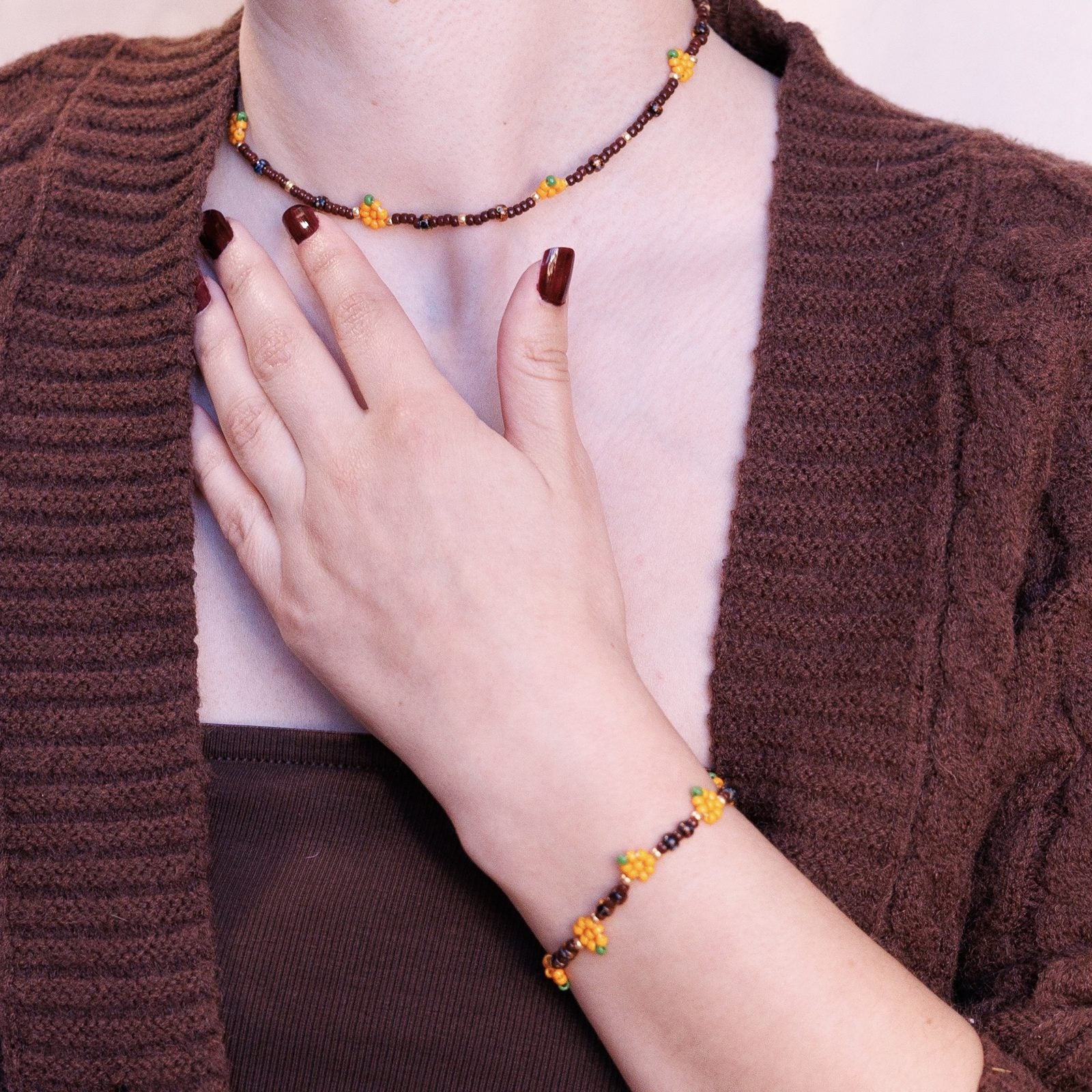 Kürbis-Kette und -Armband getragen