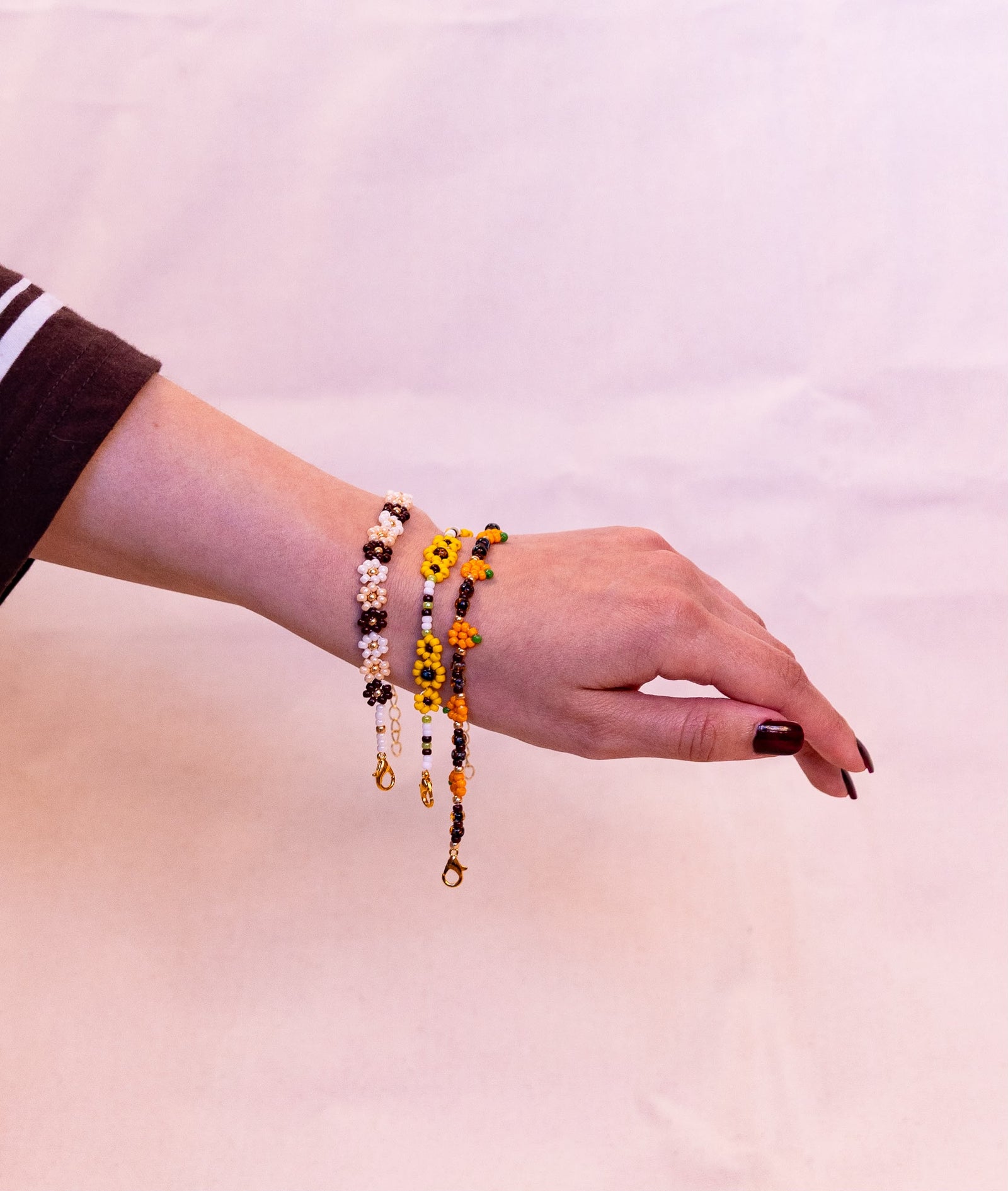 Herbstblumen-, Sonnenblumen- und Kürbis-Armband am Handgelenk